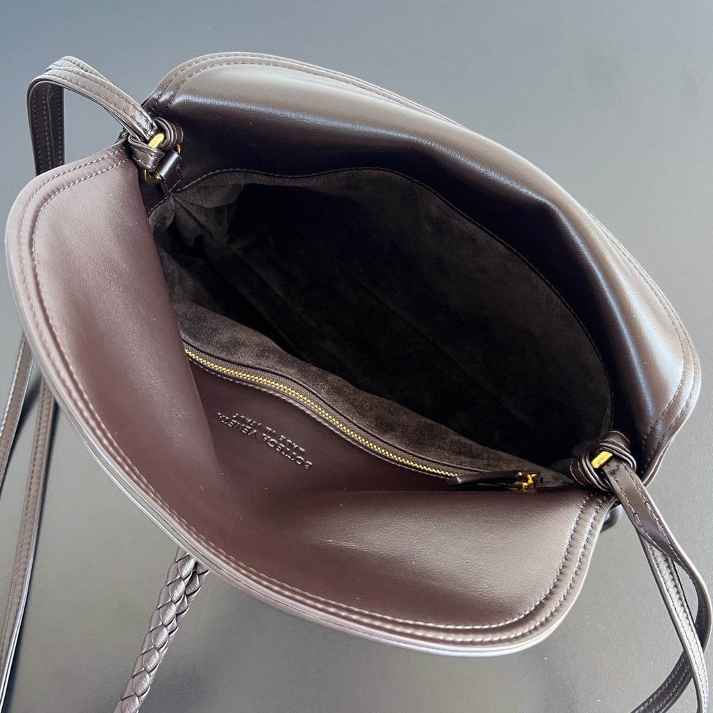 MEDIUM LIBERTA 30 IN CHOCOLATE SMOOTH CALFSKIN GOLD HARDWARE