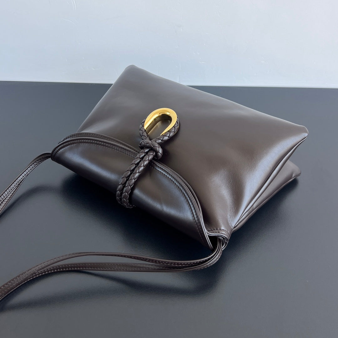 MEDIUM LIBERTA 30 IN CHOCOLATE SMOOTH CALFSKIN GOLD HARDWARE