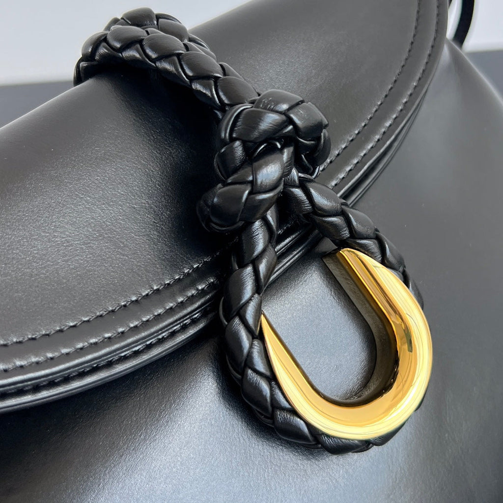 SMALL LIBERTA 27 IN BLACK SMOOTH CALFSKIN GOLD HARDWARE