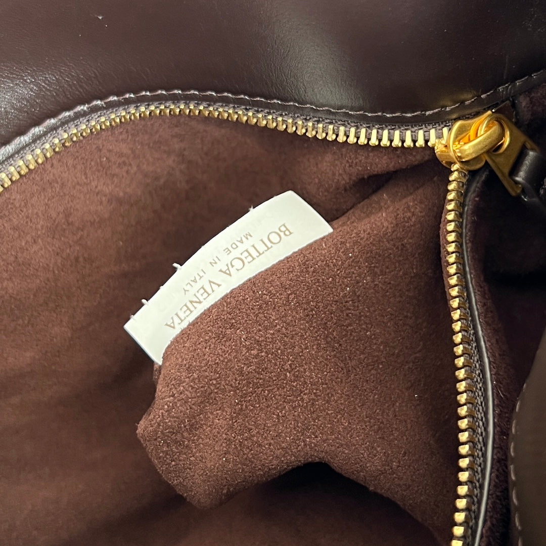 SMALL LIBERTA 27 IN CHOCOLATE SMOOTH CALFSKIN GOLD HARDWARE