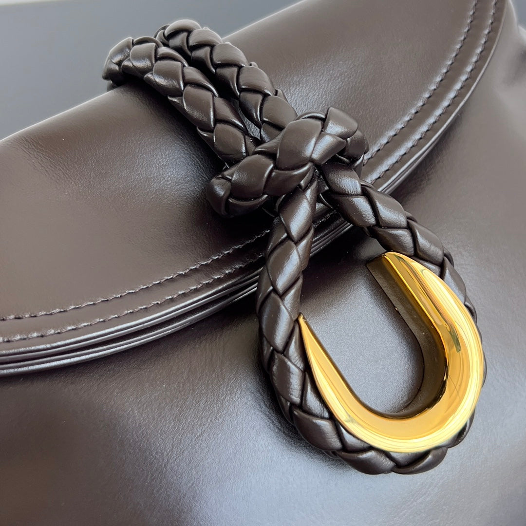 SMALL LIBERTA 27 IN CHOCOLATE SMOOTH CALFSKIN GOLD HARDWARE
