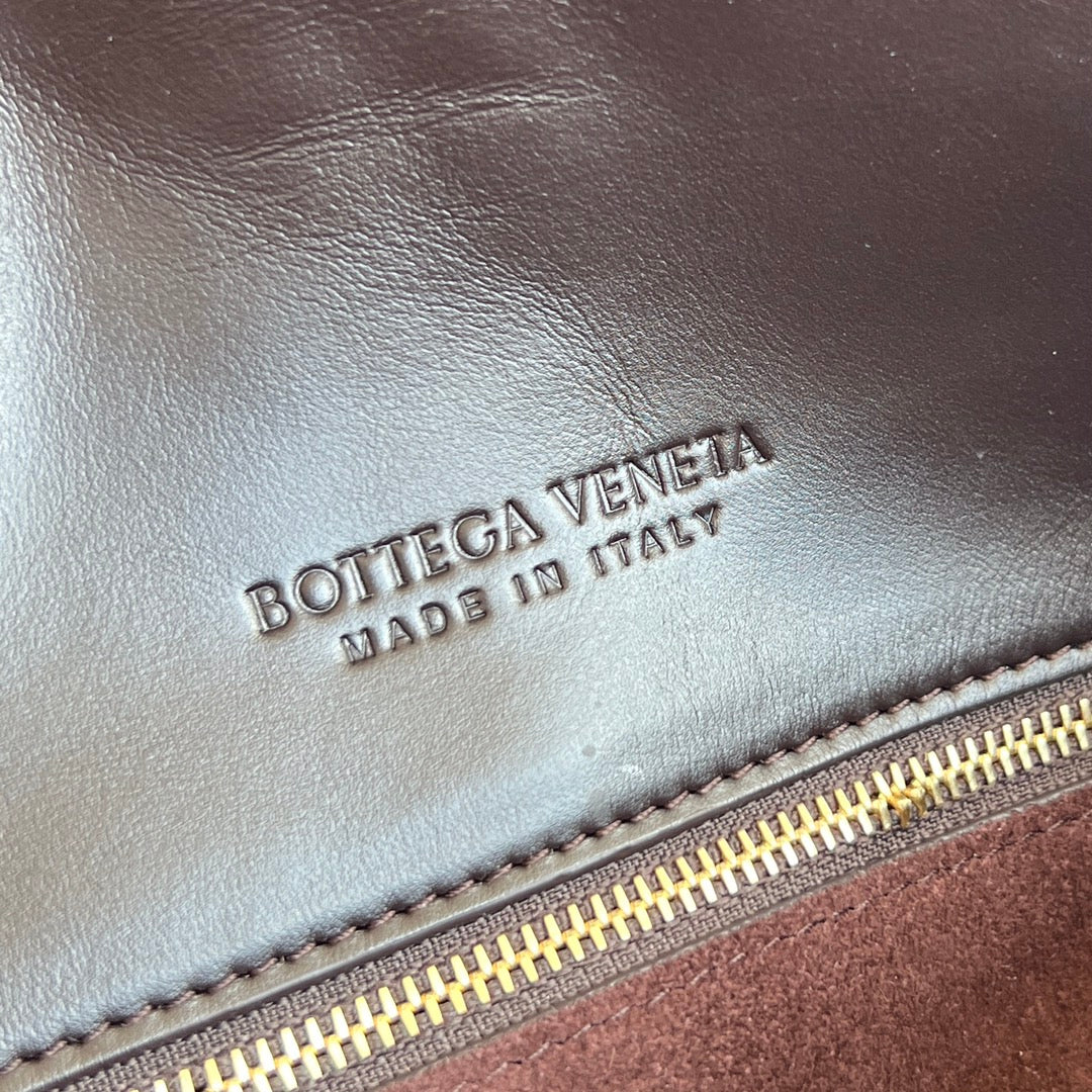 SMALL LIBERTA 27 IN CHOCOLATE SMOOTH CALFSKIN GOLD HARDWARE