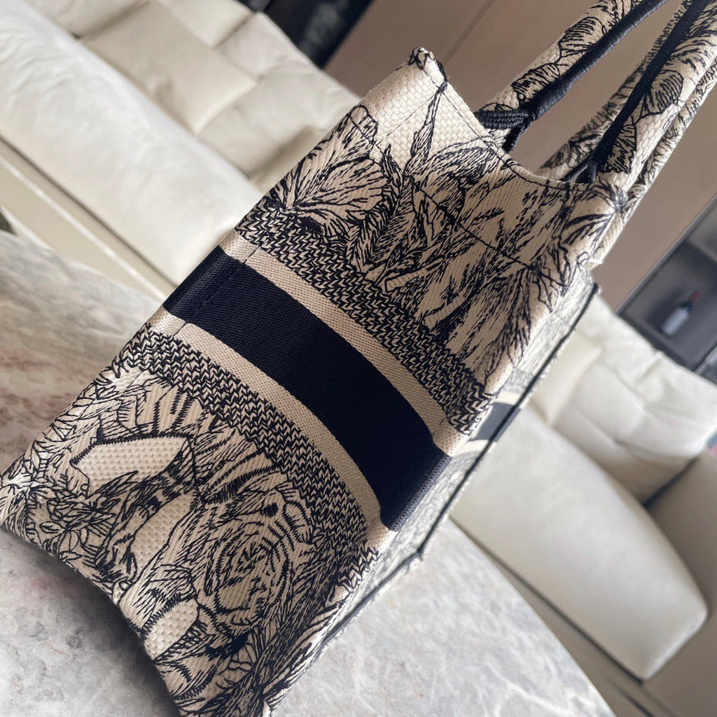 DIO Book Tote