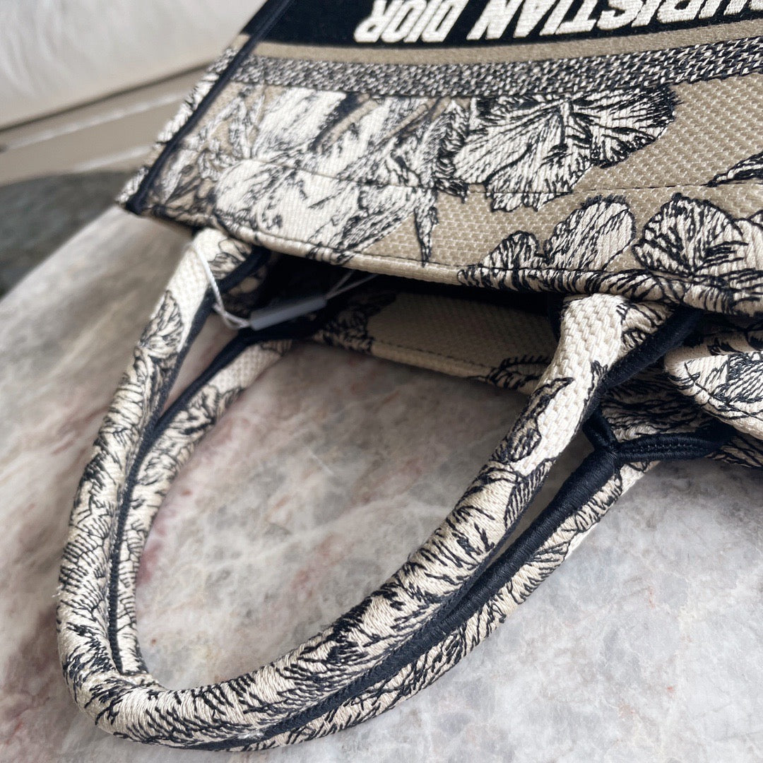 DIO Book Tote