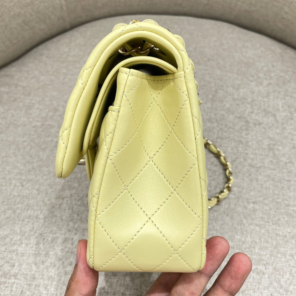 FLAP BAG 23CM PASTEL YELLOW LAMBSKIN GOLD HARDWARE
