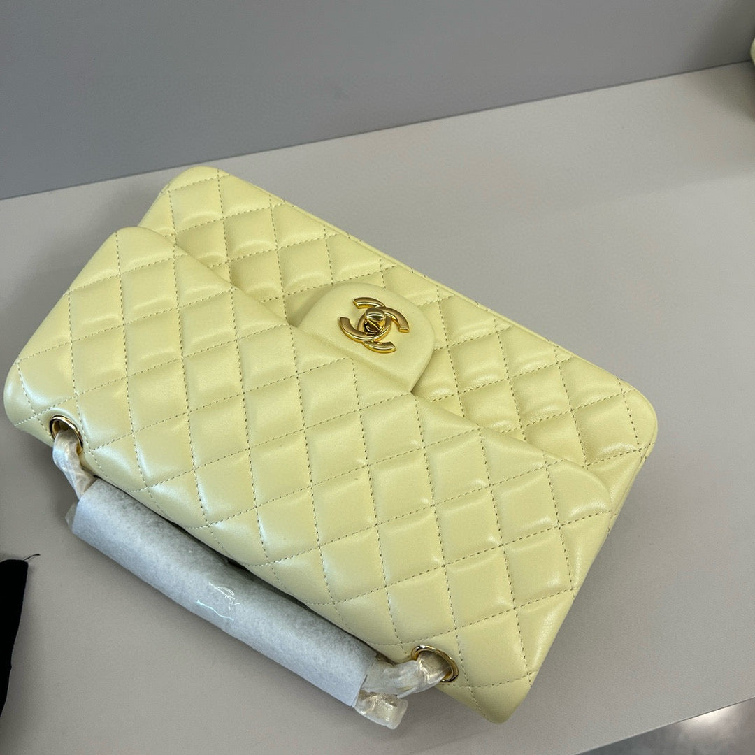 25C FLAP BAG 25 IN YELLOW QUILTED LAMBSKIN GOLD HARDWARE