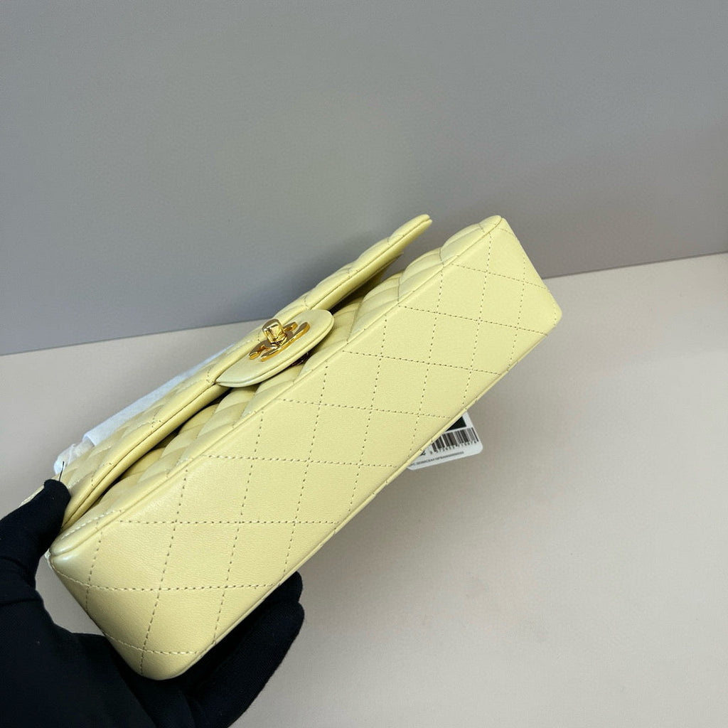 25C FLAP BAG 25 IN YELLOW QUILTED LAMBSKIN GOLD HARDWARE