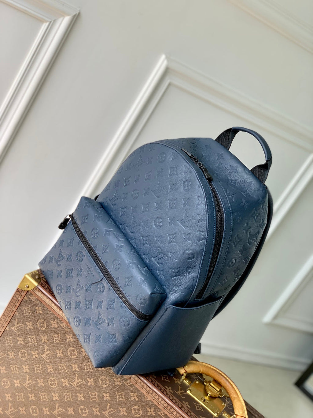DISCOVERY PM BACKPACK 38 IN NAVY BLUE LAMBSKIN EMBOSSED MONOGRAM LOGO