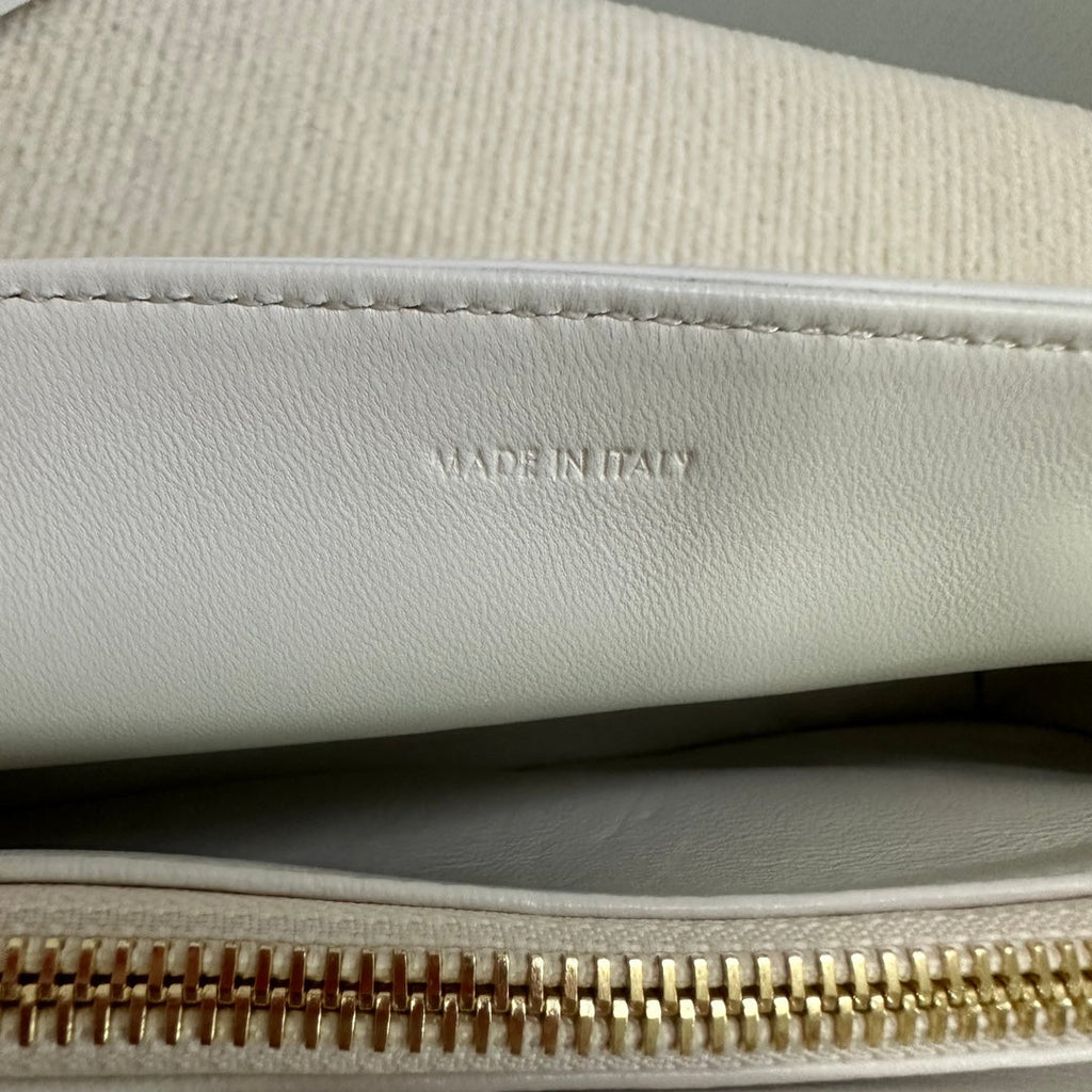 MEDIUM VICTOIRE BAG 25 IN WHITE SUPPLE CALFSKIN GOLD HARDWARE