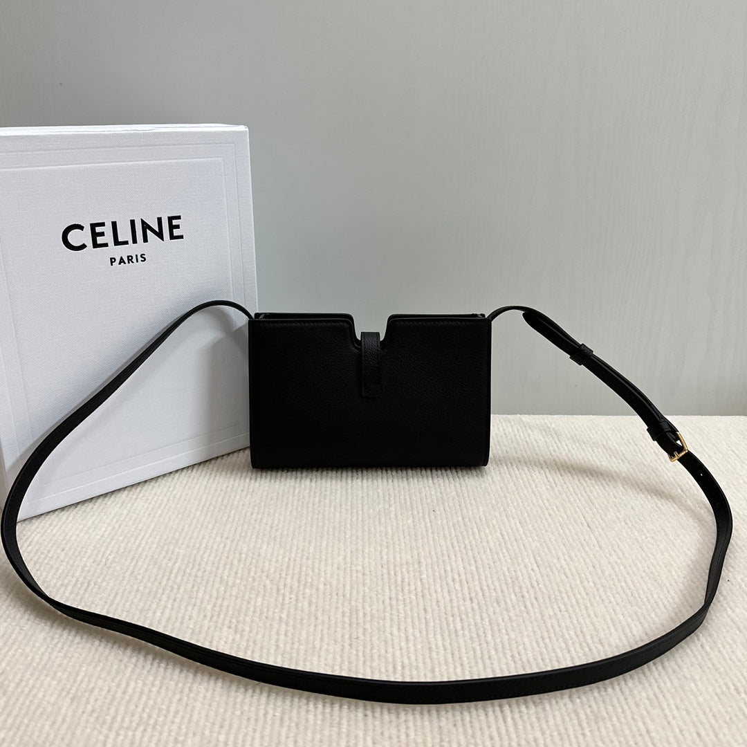 16 STRAP POCHETTE 18 IN BLACK SUPPLE CALFSKIN GOLD HARDWARE
