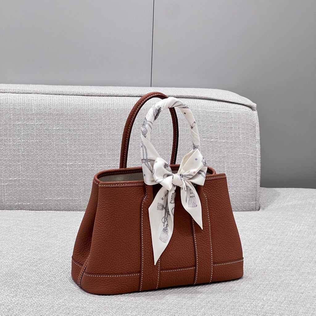 GARDEN PARTY 23CM IN UMBER BROWN CALFSKIN