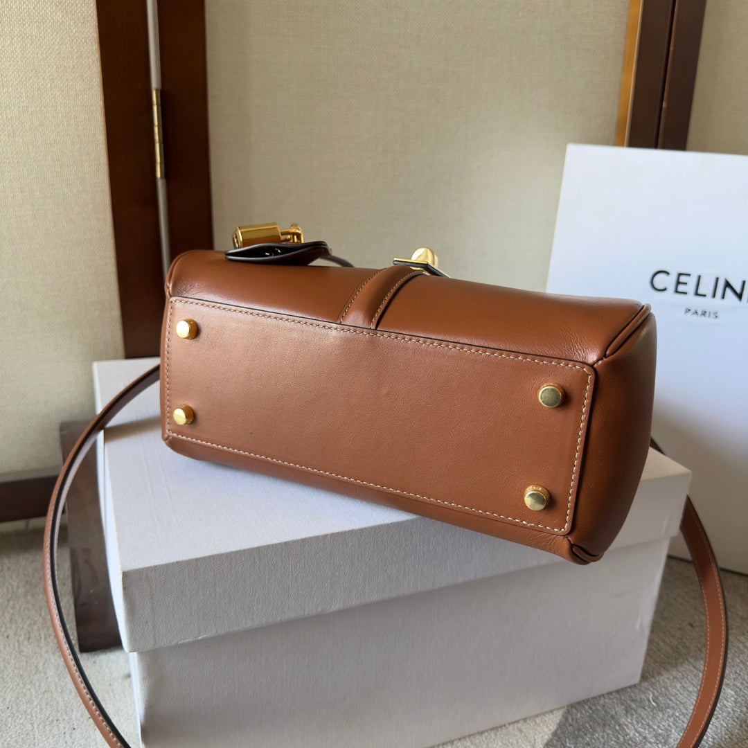 CLASSIQUE BAG 23 IN NUTMEG BROWN CALFSKIN GOLD HARDWARE