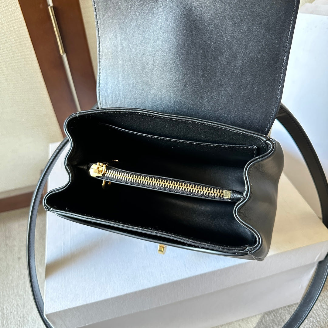 CLASSIQUE BAG 17 IN BLACK CALFSKIN GOLD HARDWARE