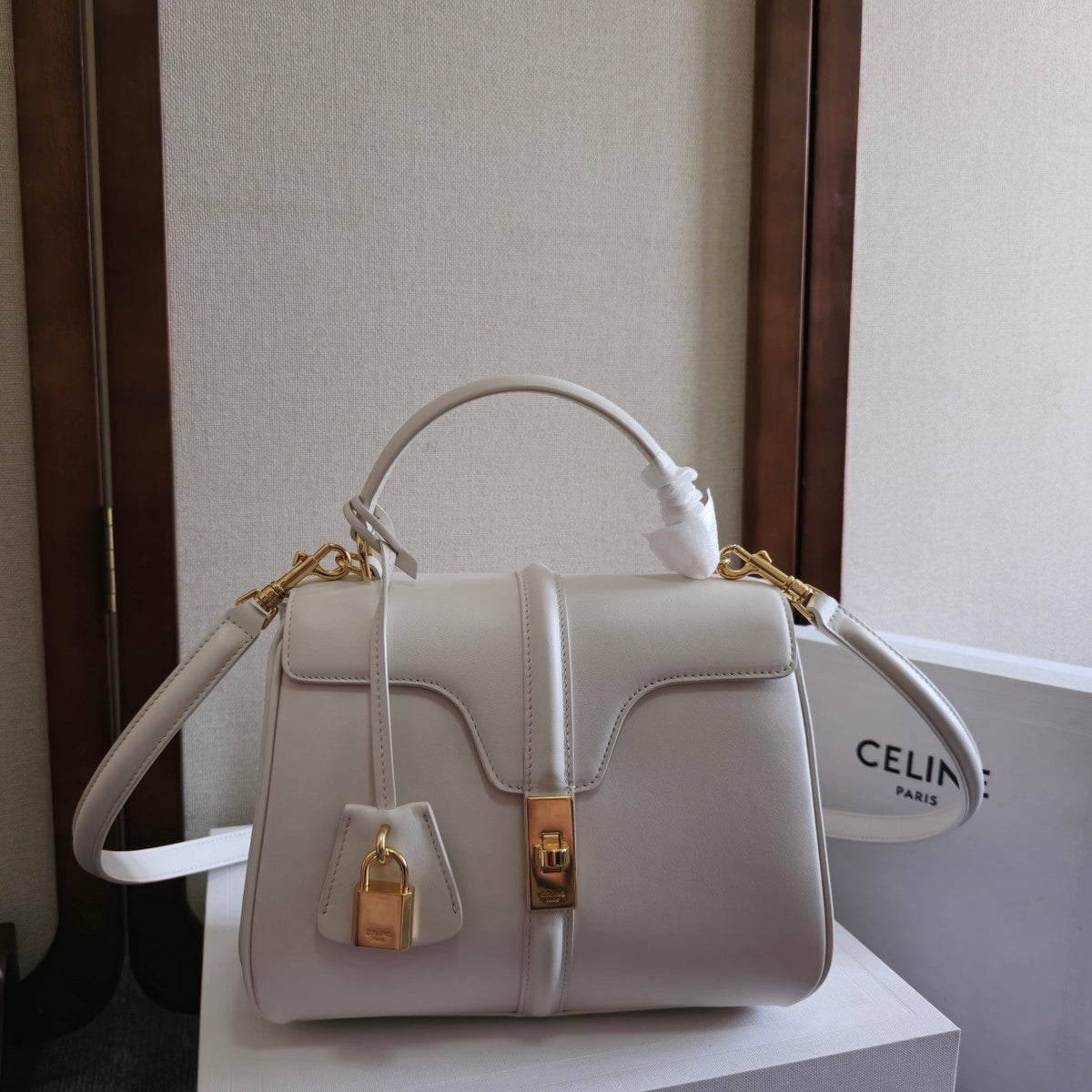 CLASSIQUE BAG 23 IN WHITE CALFSKIN GOLD HARDWARE