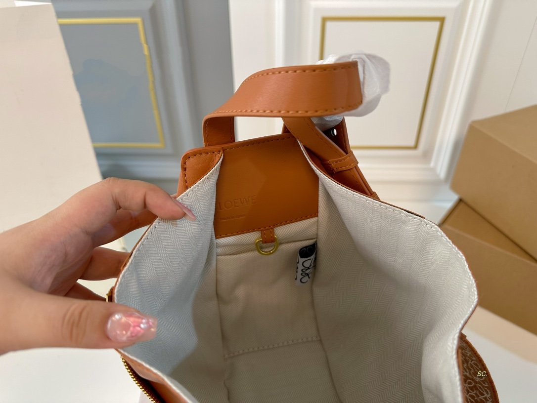 LOE 25 COMPACT HAMMOCK BAG IN OAK SATIN CALFSKIN