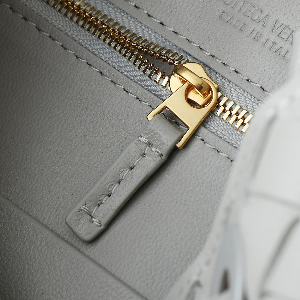 BV SMALL ANDIAMO 25CM GREY LAMBSKIN