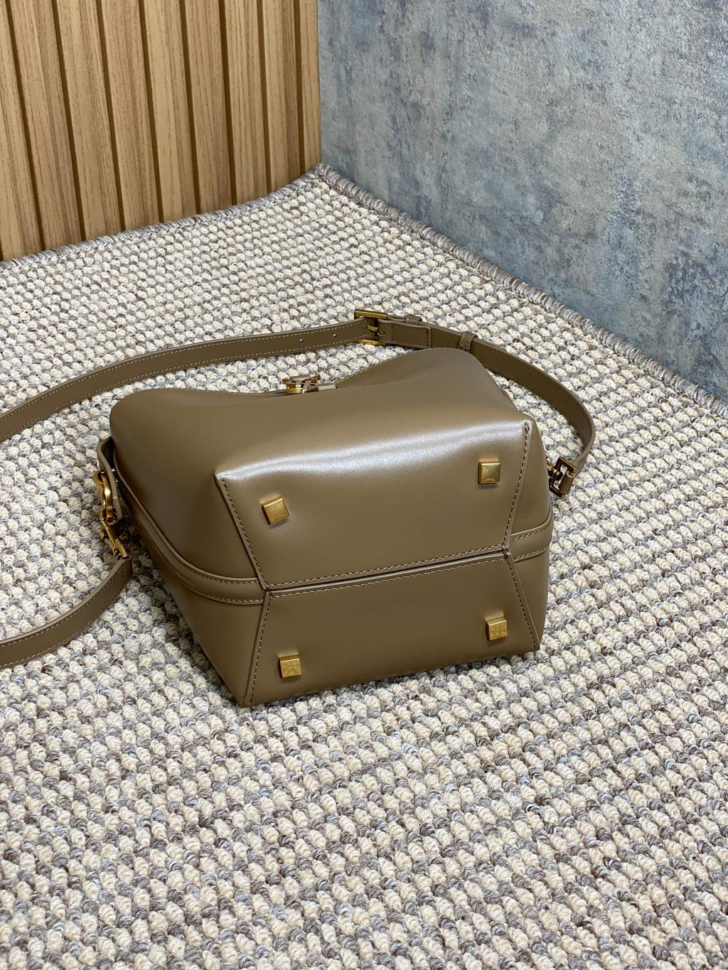 LE 37 SMALL BUCKET BAG 20 IN CEDAR BROWN CALFSKIN GOLD HARDWARE