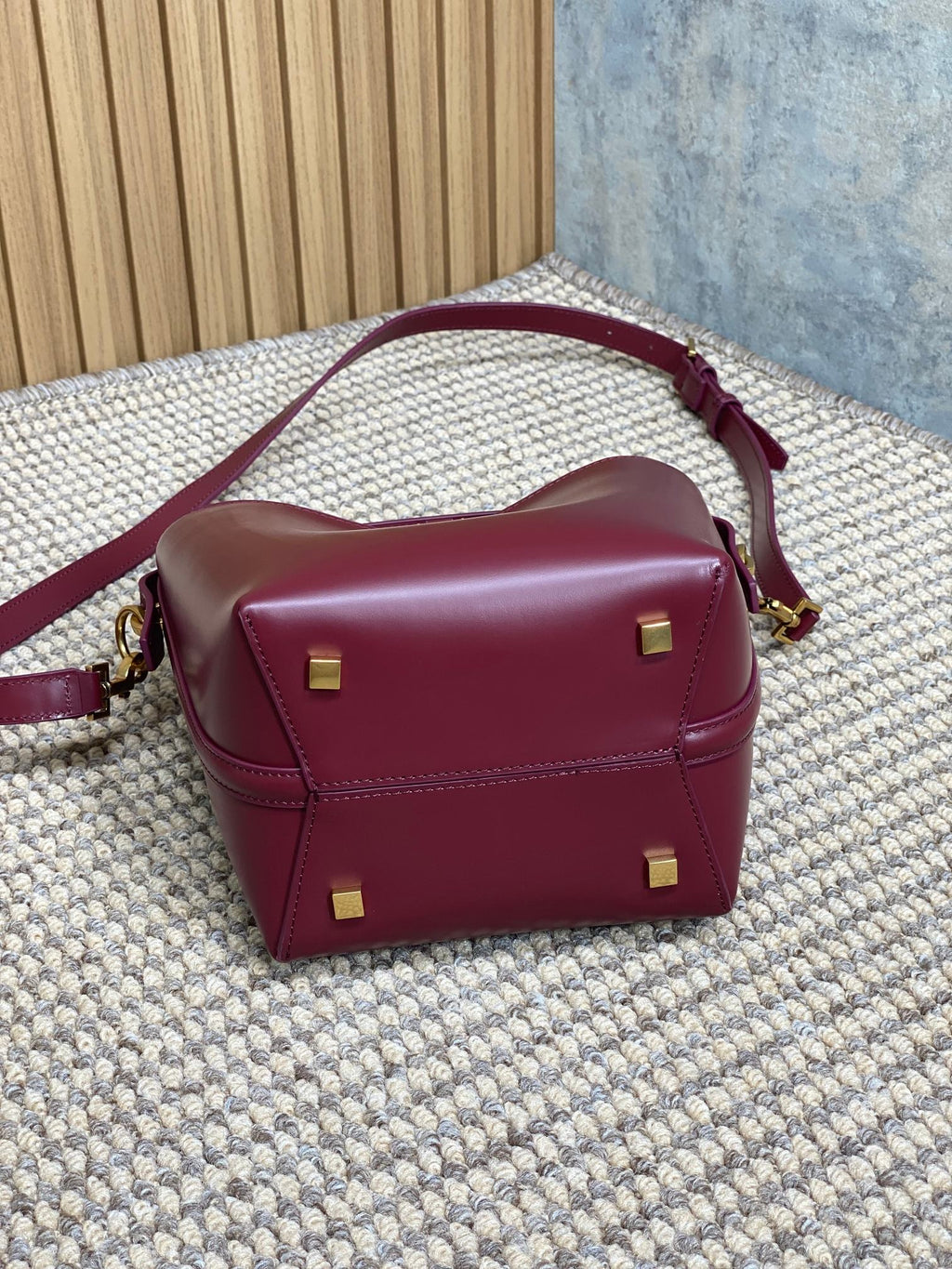 LE 37 SMALL BUCKET BAG 20 IN BURGUNDY RED CALFSKIN GOLD HARDWARE