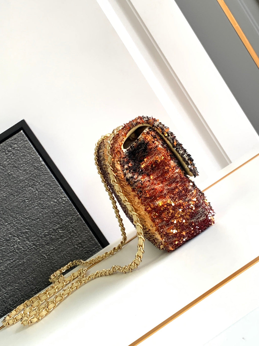 FLAP BAG 20 IN OMBRE ORANGE SEQUINS GOLD HARDWARE