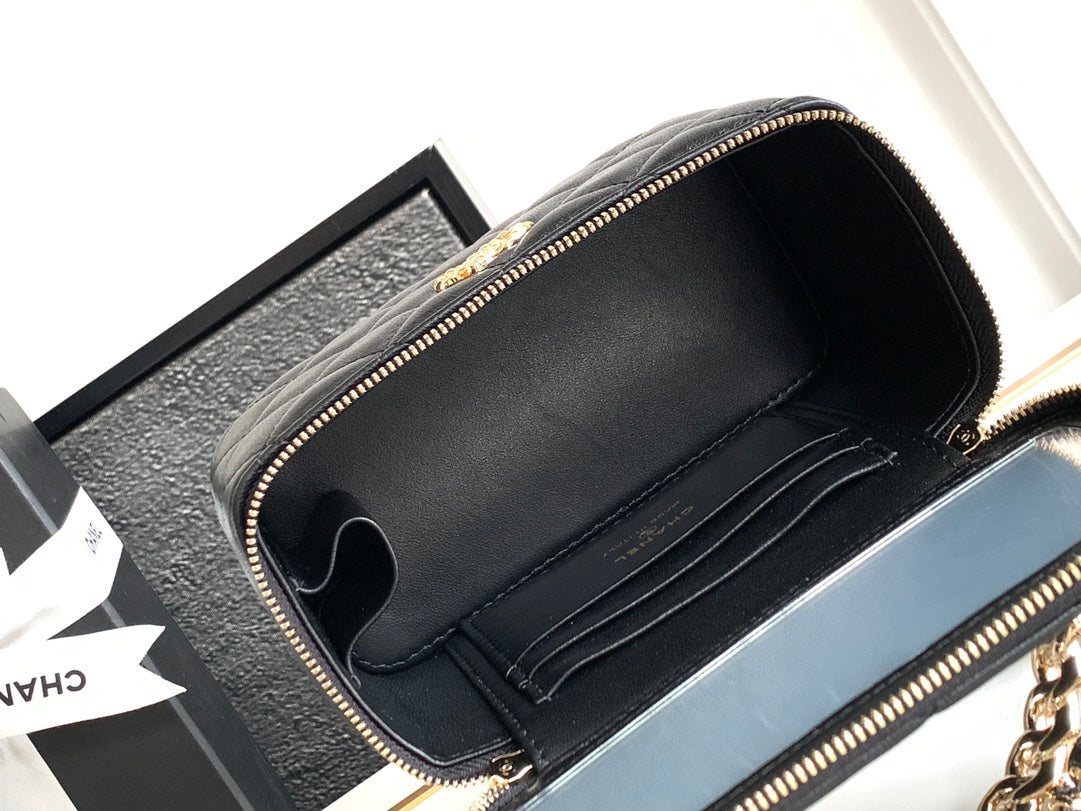 CC 17 CLUTCH WITH STRAP IN BLACK CALFSKIN