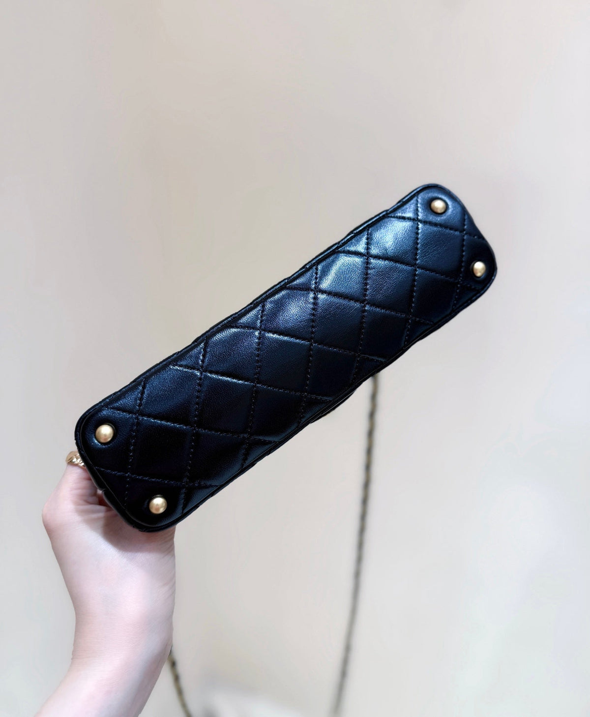 QUILTED FLAP BAG WITH HANDLE 20 IN BLACK LAMBSKIN GOLD PLATED METAL