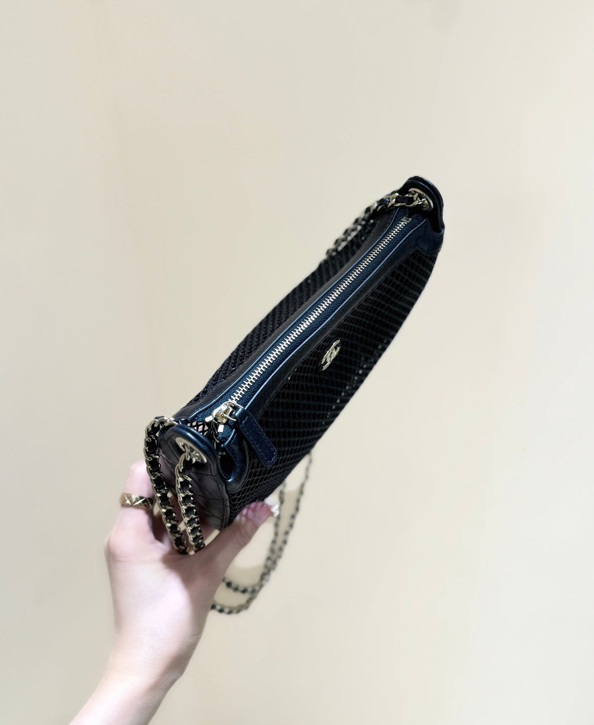 MESH POUCH 20 IN BLACK EFFECT LAMBSKIN WITH GOLD HARDWARE